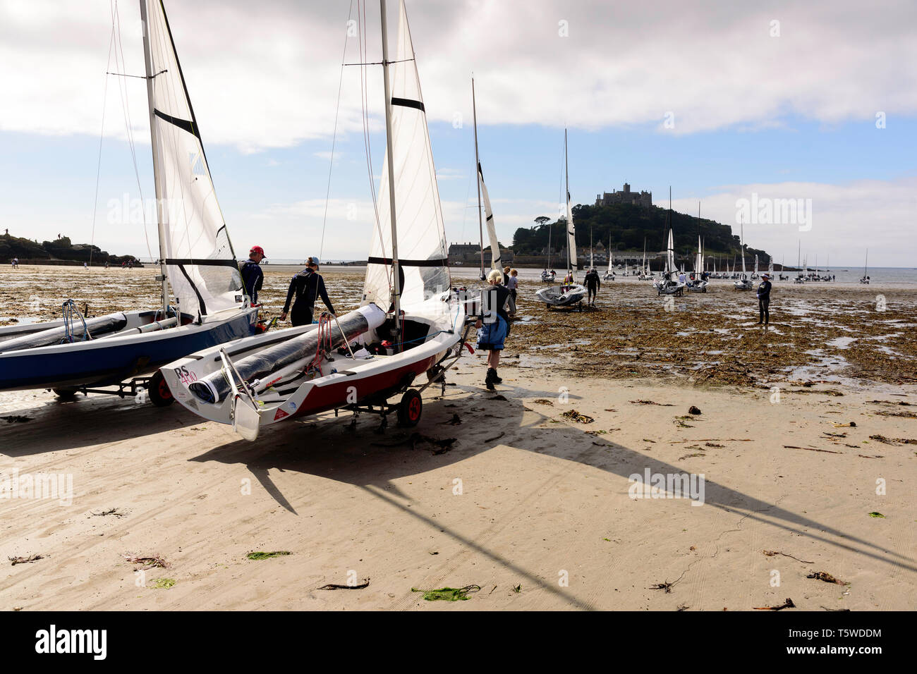 RS 400 Schlauchboote zu Wasser der Mount's Bay in der Nähe von St. Michael's Mount in Cornwall gezogen für den Start der Volvo edel Marine National meist Stockfoto