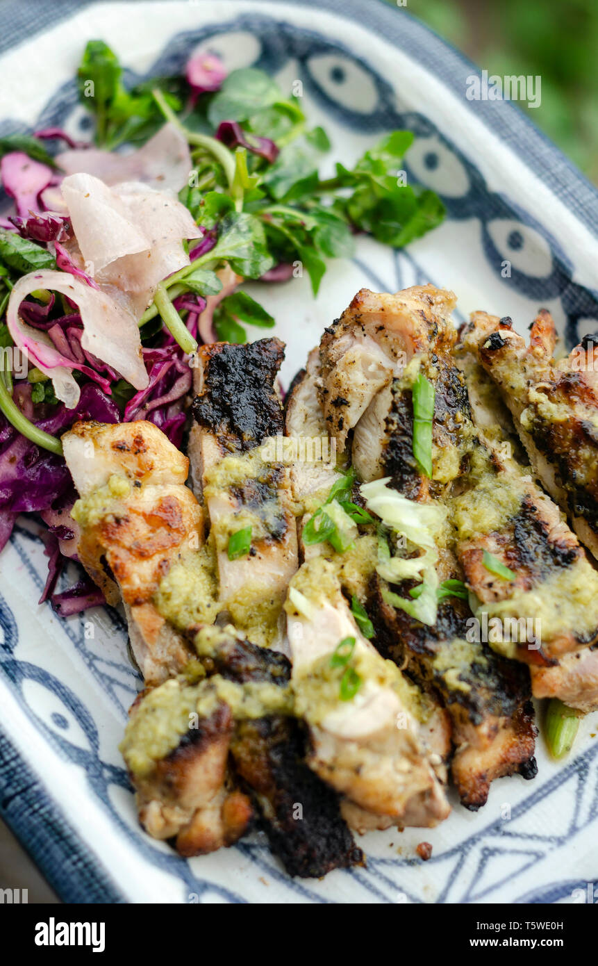 Gebratenes Hähnchen mit Knoblauch und Koriander Sauce und eingelegtes Gemüse mit Krautsalat Salat Stockfoto