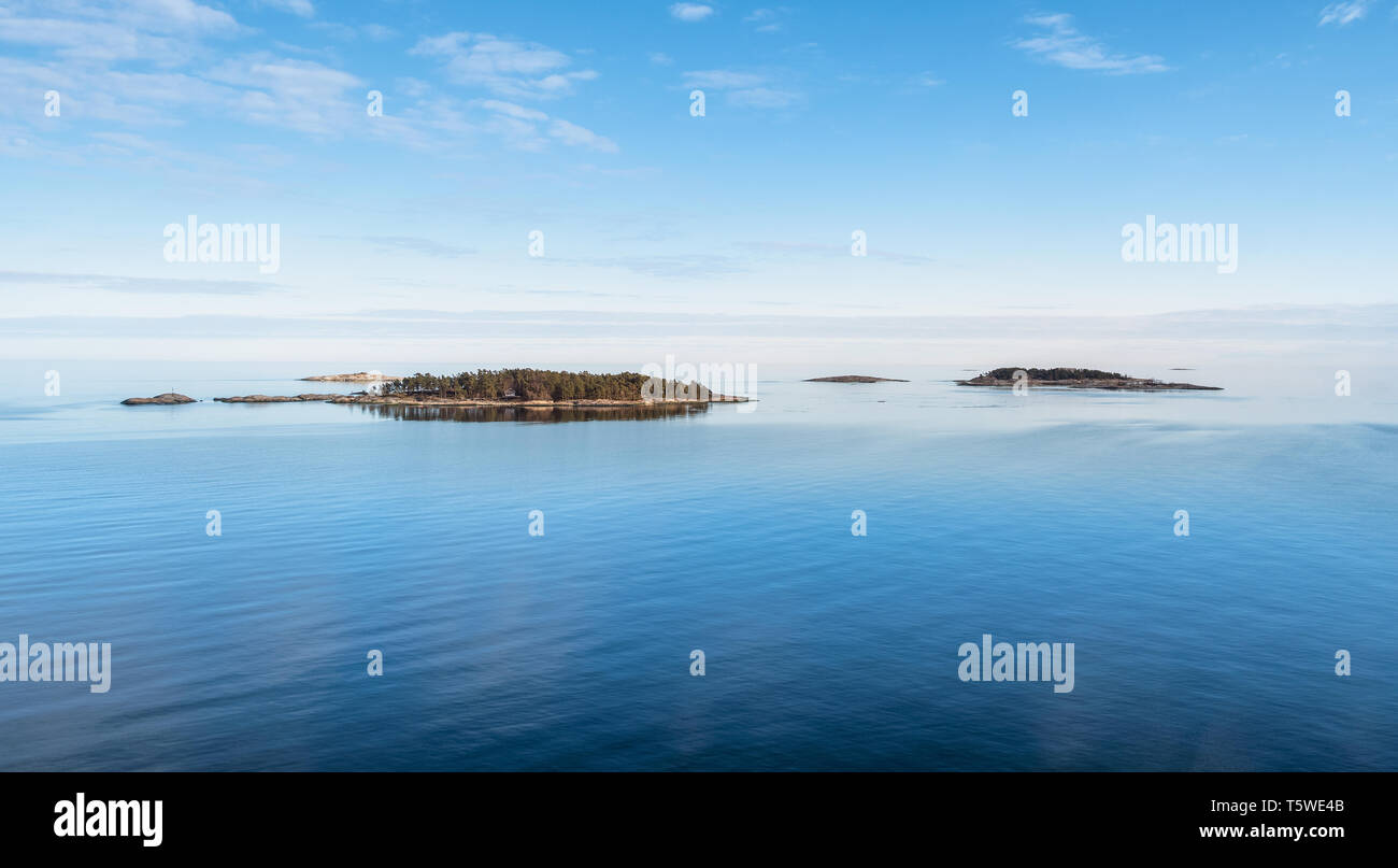 Schöne Landschaft mit Insel und schönen Abend licht am Sommertag im Archipel Golf von Finnland Stockfoto