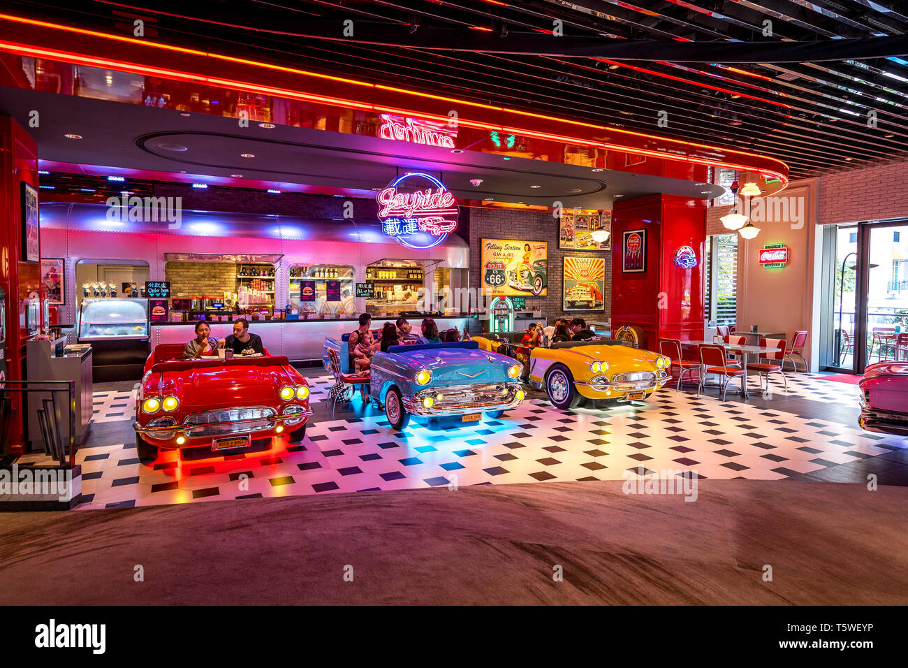 Macau, China - Auto Drive-in-Restaurant im Studio City Casino Stockfoto