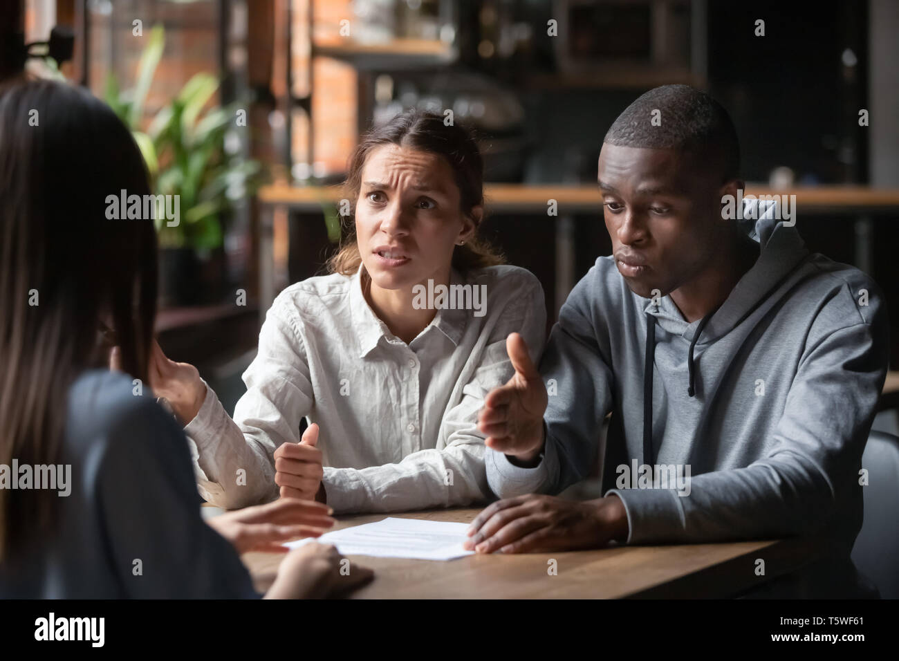 Vielfältige Familie Paar Clients in Anspruch über Vertragsbedingungen Stockfoto