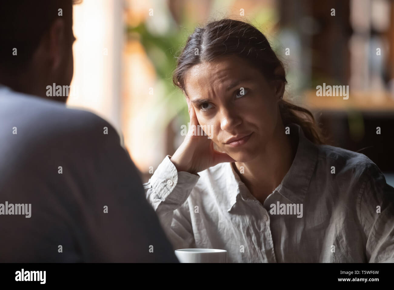 Langeweile Frau sitzen auf Speed Dating mit langweiligen Mann Stockfoto