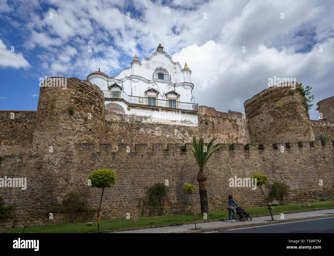 Rückseite des bischöflichen Palastes die mittelalterlichen Mauern von Plasencia, Spanien. Stockfoto