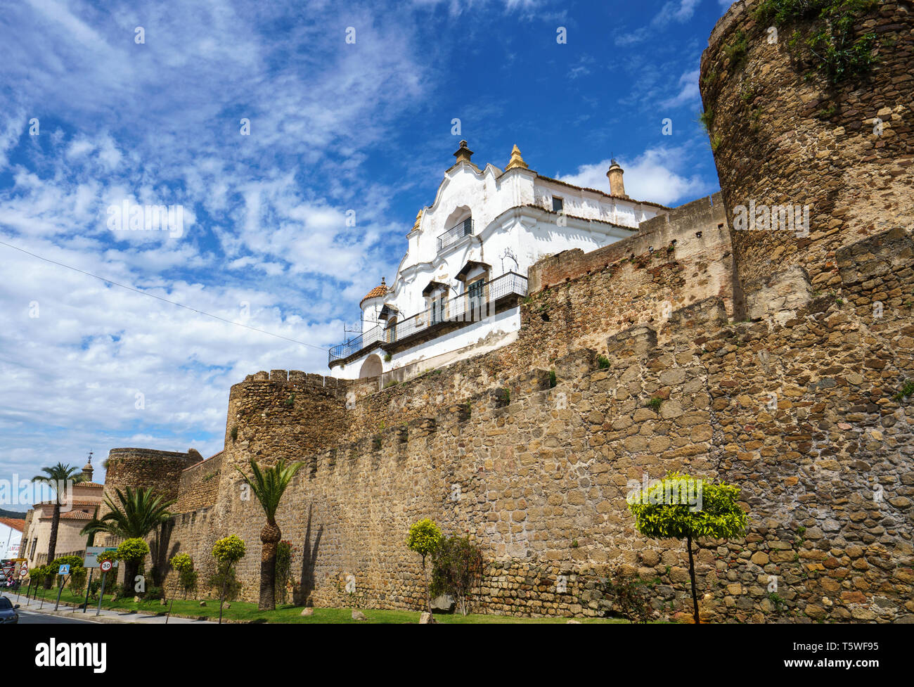Rückseite des bischöflichen Palastes die mittelalterlichen Mauern von Plasencia, Spanien. Stockfoto