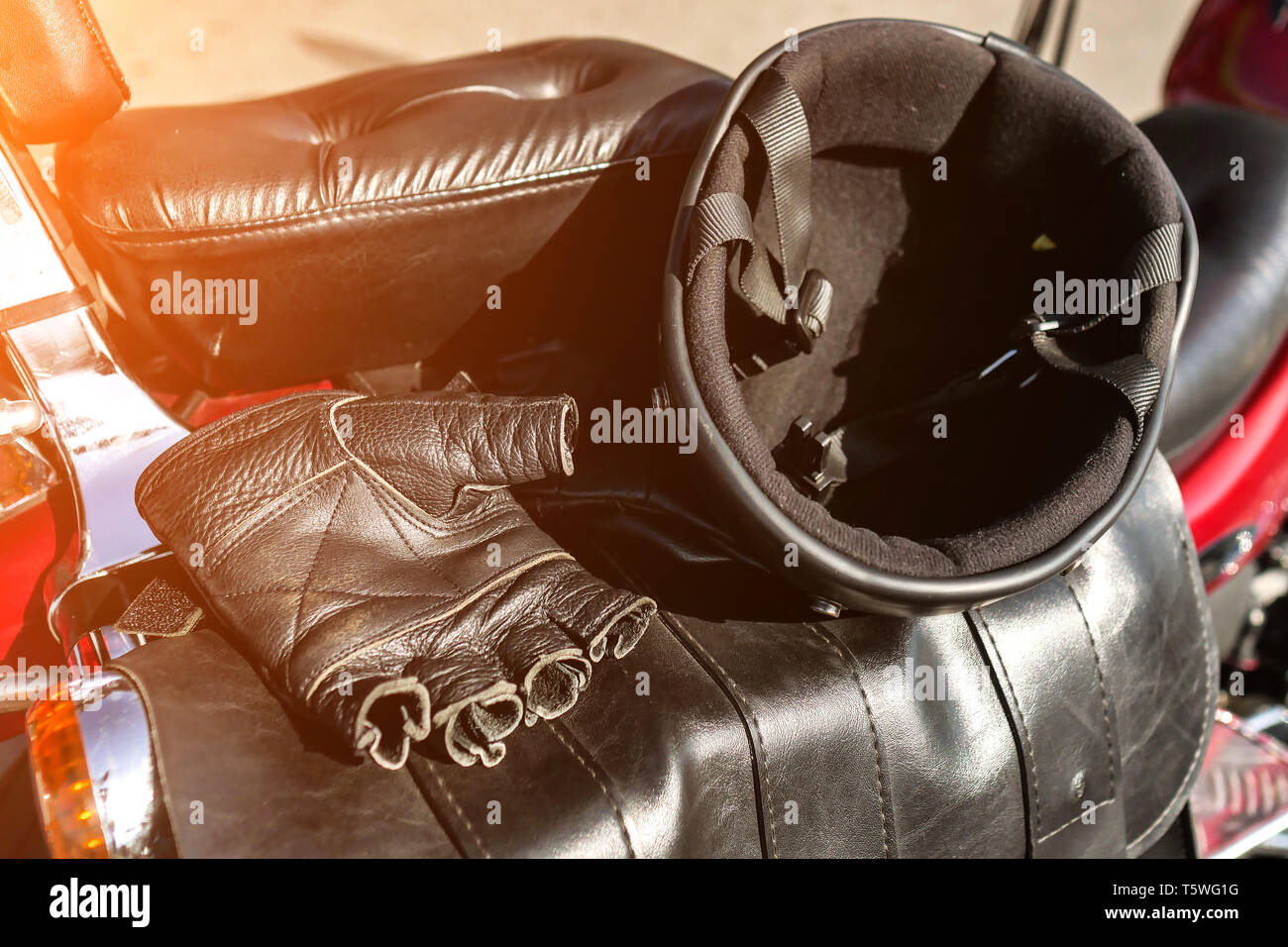 Helm und Handschuhe sind auf dem Sitz der Motorrad Stockfoto