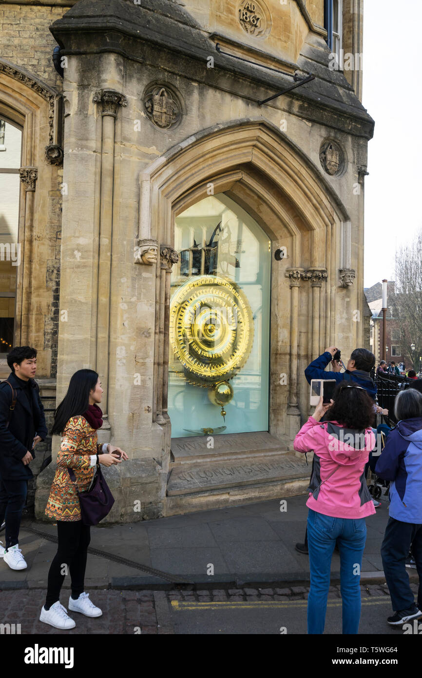 Touristen Fotos von Millenium clock Ecke Benet street Cambridge 2019 Stockfoto