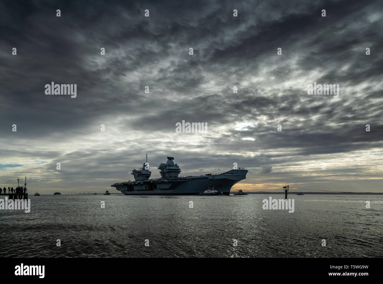 Britains Flugzeugträger HMS Queen Elizabeth Rückkehr in Portsmouth aus dem Jahre 2018 Übung, Westlant 18. Stockfoto
