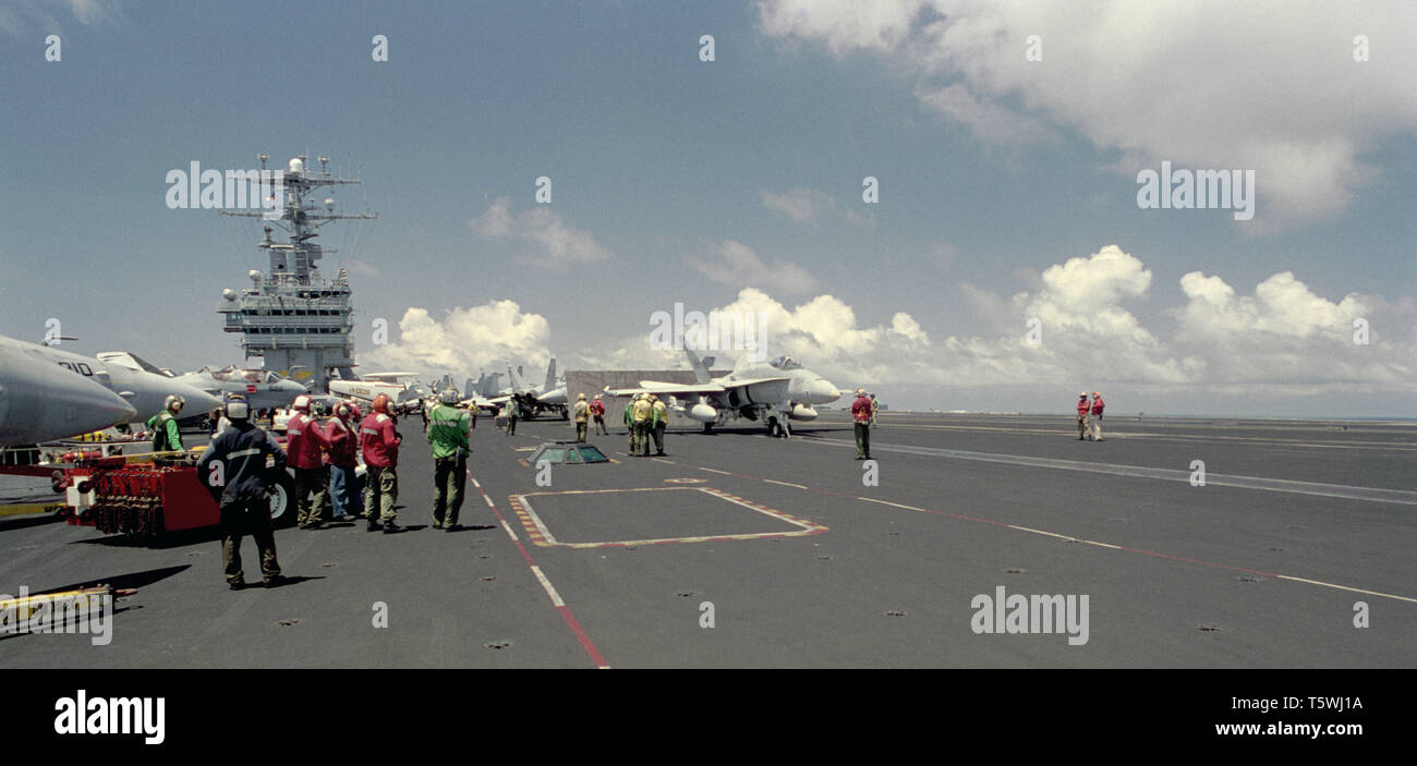 1. November 1993 Operation Continue Hope. Das Flugdeck des US Navy Flugzeugträgers USS Abraham Lincoln im Indischen Ozean, 50 Meilen vor Mogadischu, Somalia. Ein F/A-18 Hornet ist im Begriff, von Nr. 2 Katapult auf dem 4.5 Acre Deck abzuheben. Stockfoto