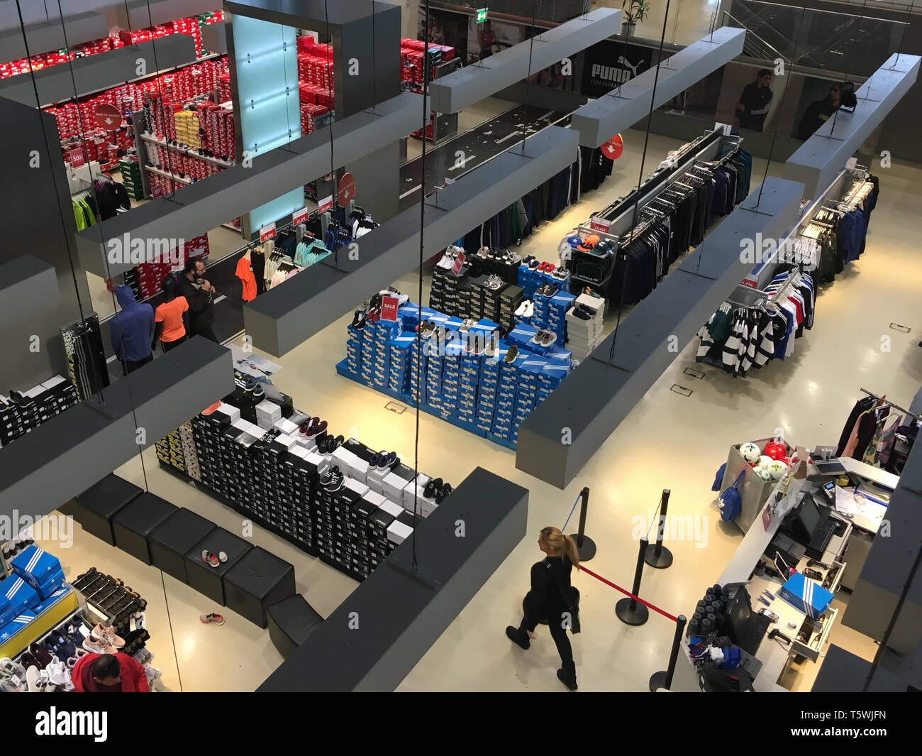 Athen, Griechenland - 22. FEBRUAR 2019: die Menschen an der Sportswear Abschnitt einer Shopping Mall. Boxen mit Sneaker Schuhe und Racks von Kleidung. Stockfoto