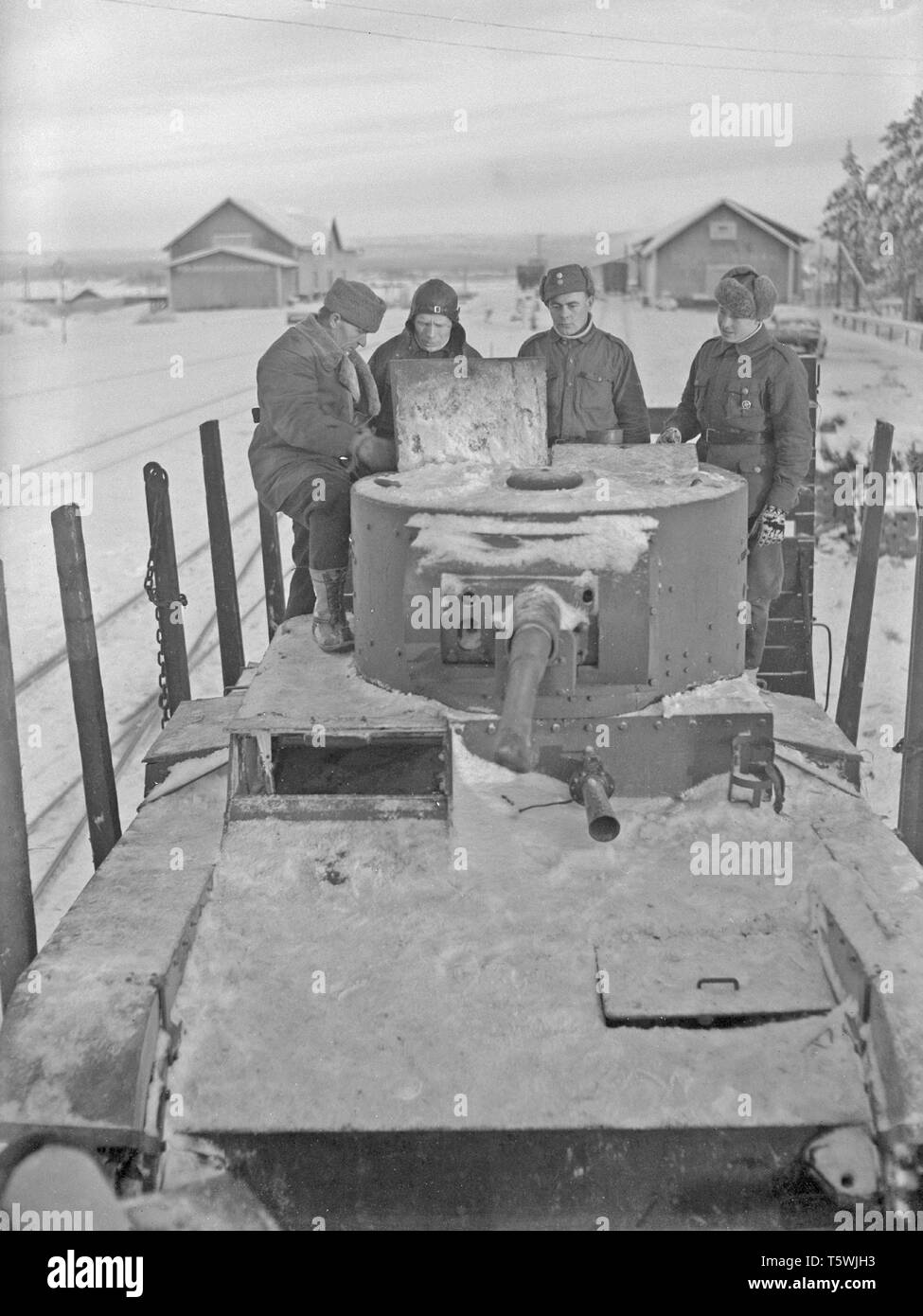 Im Winter Krieg. Ein militärischer Konflikt zwischen der Sowjetunion und Finnland. Es begann mit einer sowjetischen Invasion im November 1939, als sowjetische infantery die Grenze auf der Karelischen Landenge gekreuzt. Über 9500 Schwedische freiwillige Soldaten im Krieg teilgenommen. Hier in Rovaniemi, Finnland. Das Gerät namens Lappland Gruppe erfolgreich gestoppt der sowjetischen Truppen, obwohl zahlenmäßig unterlegen, Salla und Petsamo. Bild zeigt die finnische Soldaten mit einem sowjetischen Panzer, die während einer sowjetischen Versuch einzudringen, genommen wurde. Januar 1940. Foto Kristoffersson ref 96-8 Stockfoto