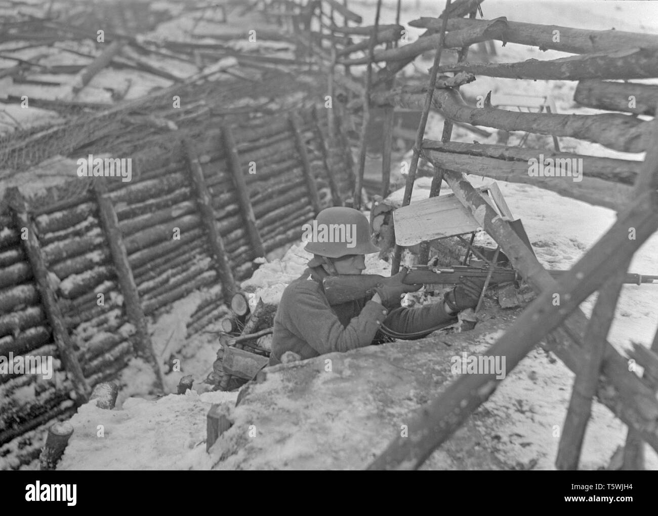 Im Winter Krieg. Ein militärischer Konflikt zwischen der Sowjetunion und Finnland. Es begann mit einer sowjetischen Invasion im November 1939, als sowjetische infantery die Grenze auf der Karelischen Landenge gekreuzt. Über 9500 Schwedische freiwillige Soldaten im Krieg teilgenommen. Hier die Karelische Landenge Finnland. Finnische Soldaten im Dorf Summa in der Nähe der Frontlinie an der Mannerheim. Es war hier die ersten sowjetischen Versuch im Dezember 1939 geschah, zu überfallen. Die Finnen abgewehrt der Sowjetischen main Truppen. Der zweite Angriff der Sowjetunion auf Summa war im Februar 1940. Foto Kristoffersson ref 93-12. Bild Dezember Stockfoto