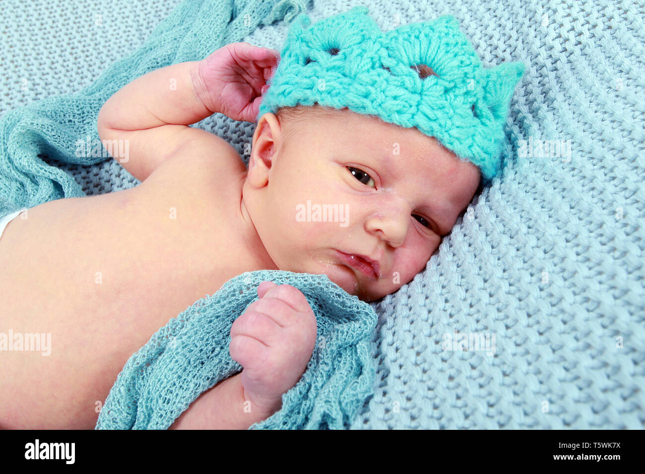 New Born Baby Boy entspannend Stockfoto