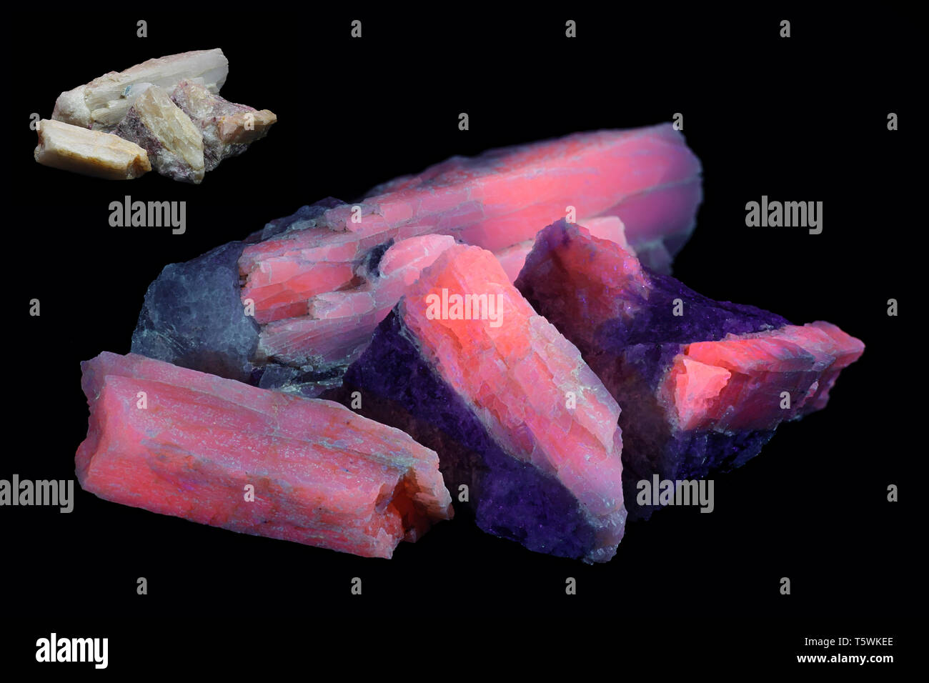 Kristalle von industriellen Lithium Erz spodumene zeigen rote Fluoreszenz im UV-Licht (365 nm). Kleineres Bild derselben Probe bei normalem Licht. Stockfoto
