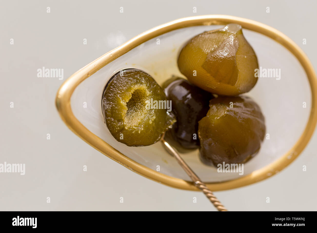 Obere Ansicht Schuß eines Feigenmarmelade in einer Glasplatte. Horizontale Komposition. Stockfoto