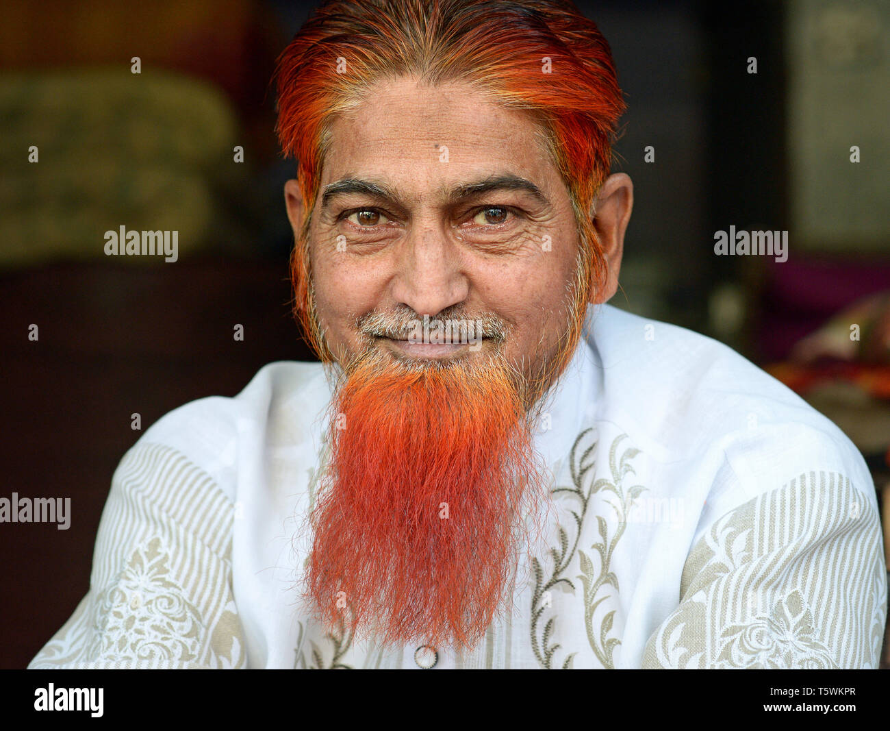 Im mittleren Alter indischer Rajasthani muslimischen Taylor mit Henna gefärbt Islamischen Bart und Haare posiert für die Kamera. Stockfoto