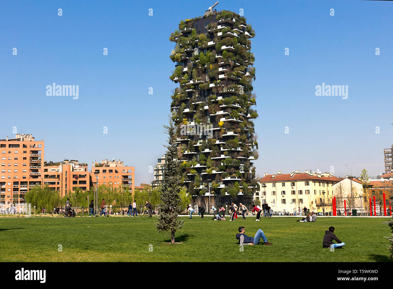 Mailand, Italien - 31. März 2019. Die Menschen genießen in einem Frühlingstag in Porta Nuova Viertel Park, Bosco Verticale Residential Tower (von Boeri Studio entworfen) Stockfoto