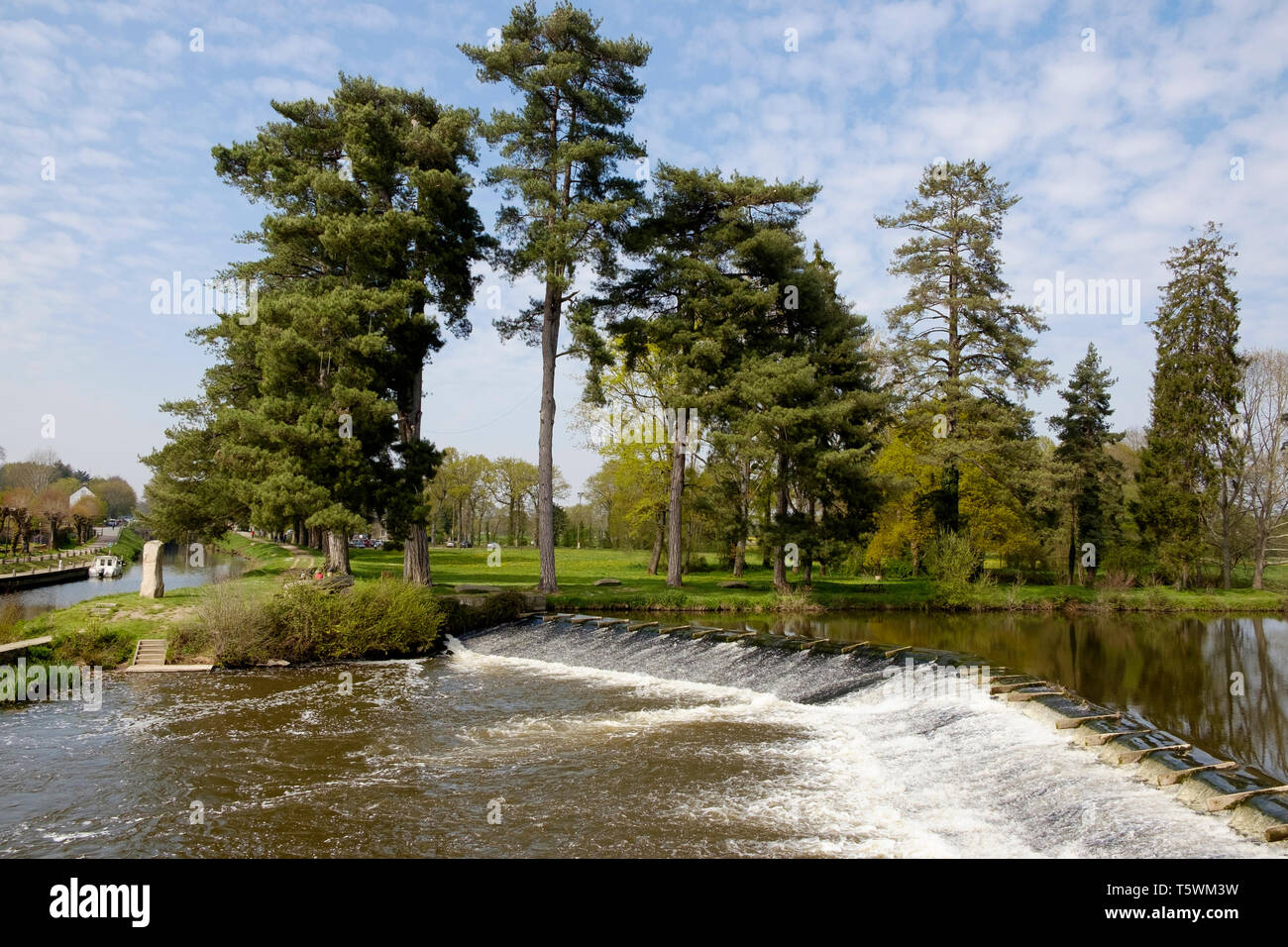 Wehr auf dem Fluss Oust in der Stadt Malestroit, Morbihan, Bretagne, Frankreich Stockfoto