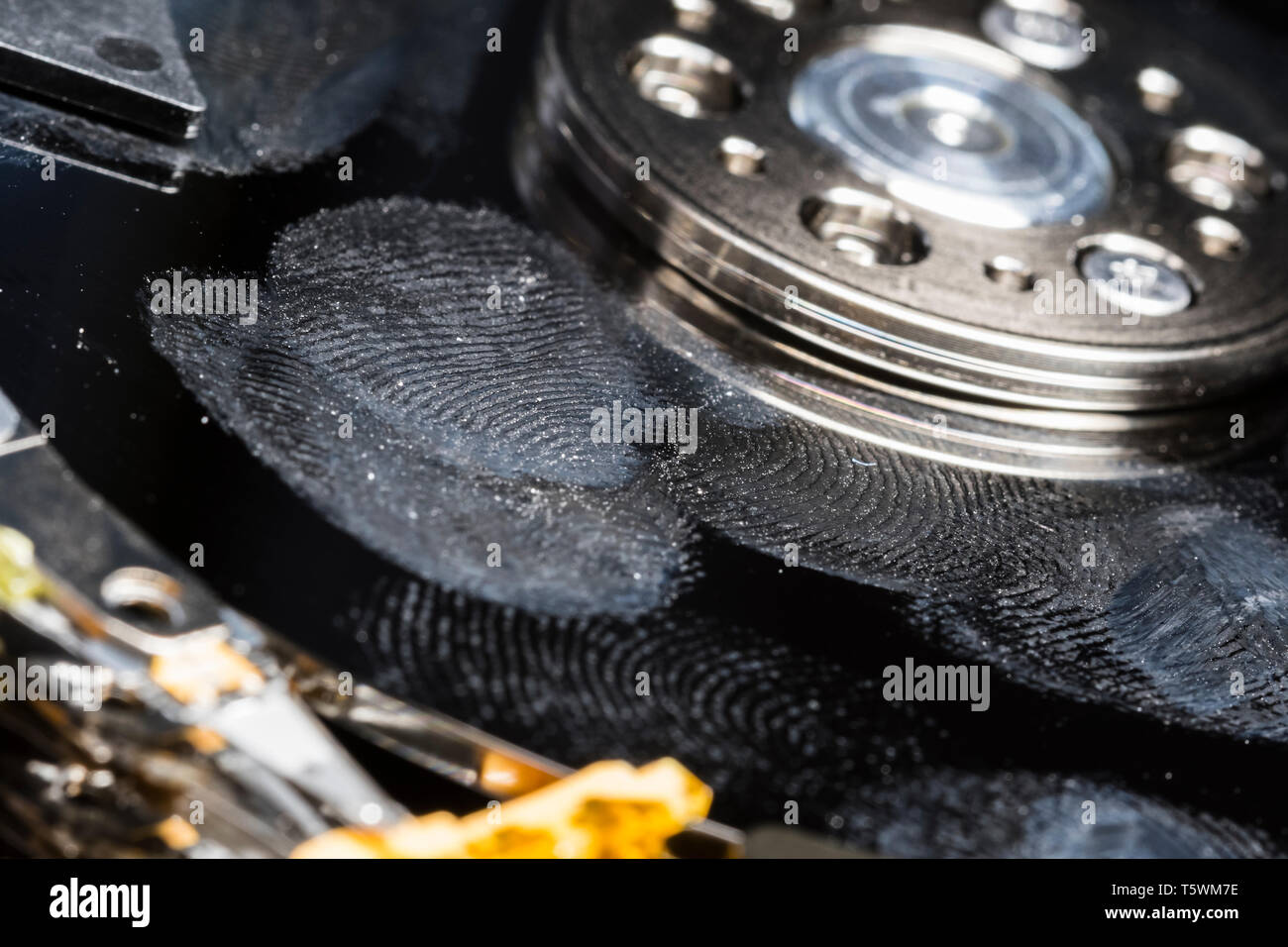 Festplatte verwöhnt durch das Berühren von & mit Fingerabdrücken übersäht. Festplatte in der Notwendigkeit der Datenwiederherstellung. Verloren gehen, zerstört oder beschädigt. Stockfoto