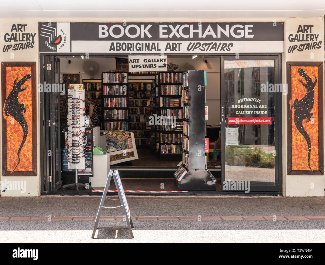 Darwin Australien - Februar 22, 2019: Das Buch Börse, Buch und Kunst Store auf der Mall Downtown. Fassade Eingang mit Büchern auf der Anzeige öffnen. Galerie Stockfoto