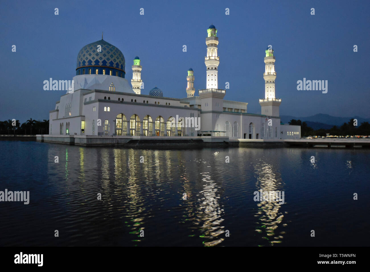 Stadt Moschee auf likas Bay leuchtet in der Dämmerung, Kota Kinabalu, Sabah (Borneo), Malaysia Stockfoto