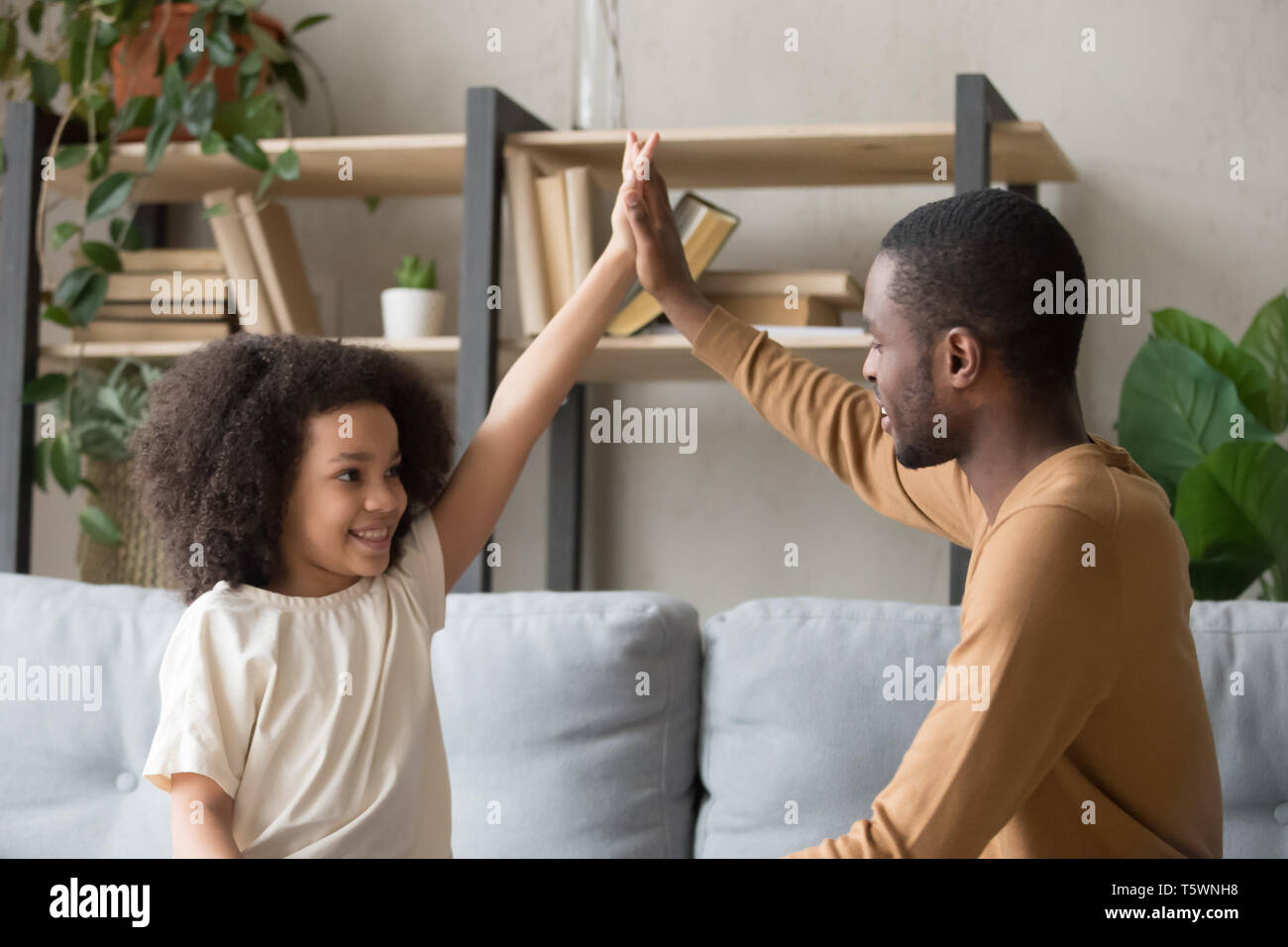 Afrikanischen Vaters gemischten Rennen Tochter Hand in Hand gemeinsam zeigen Einheit Stockfoto