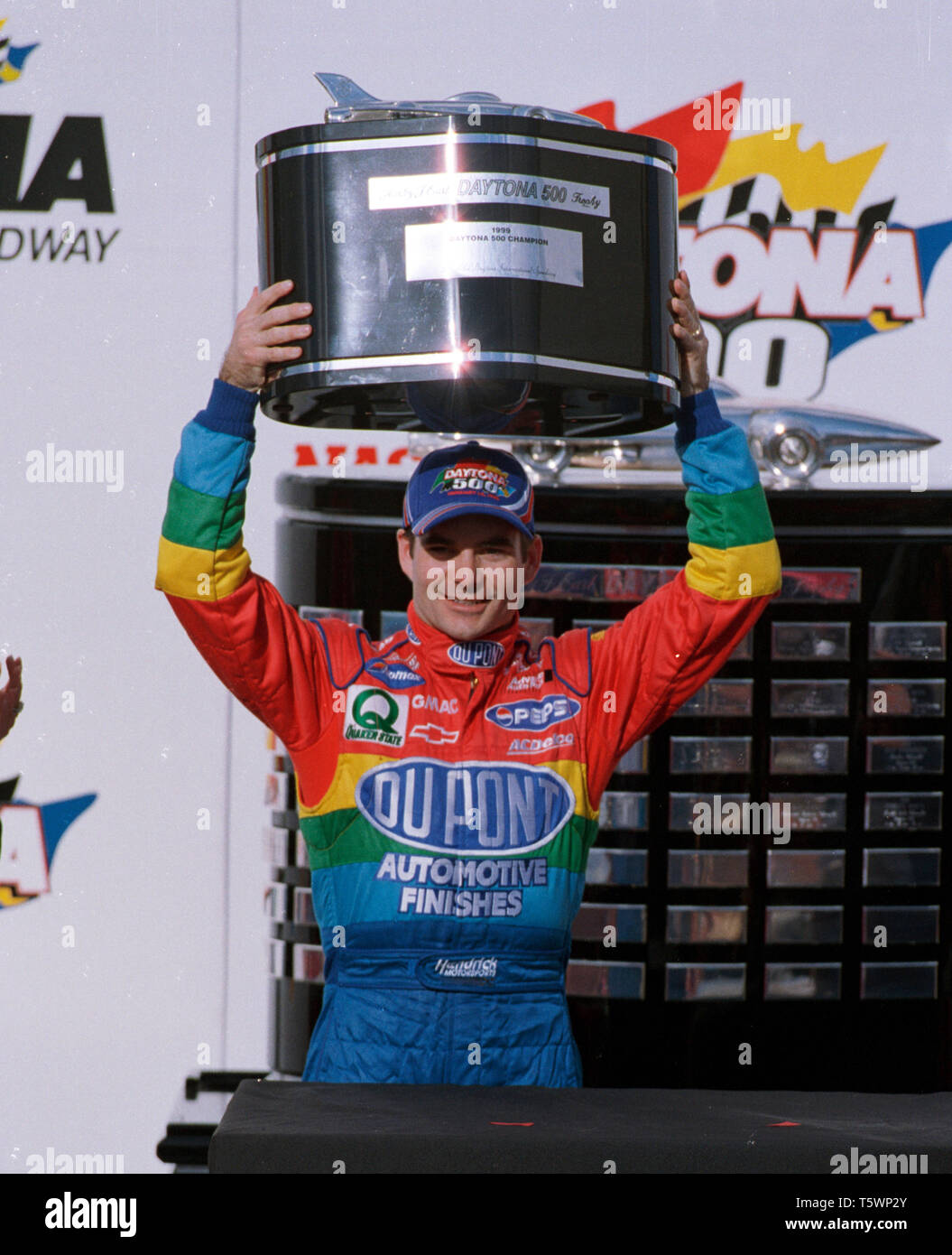 Jeff Gordon feiert den Gewinn der 1999 Daytona 500 Daytona International Speedway am 14. Februar, 1999. Stockfoto