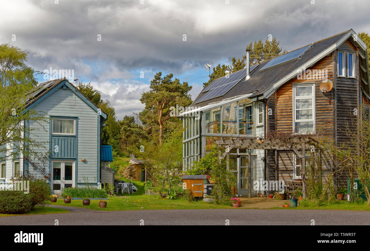 FINDHORN FOUNDATION ECO GEMEINSCHAFT ZWEI ECO HÄUSER UND IHRE GÄRTEN Stockfoto