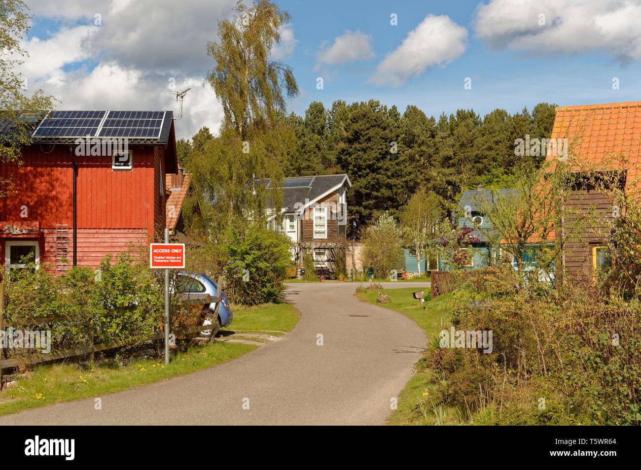 FINDHORN FOUNDATION ECO COMMUNITY LANE Wicklung unter Häuser Stockfoto