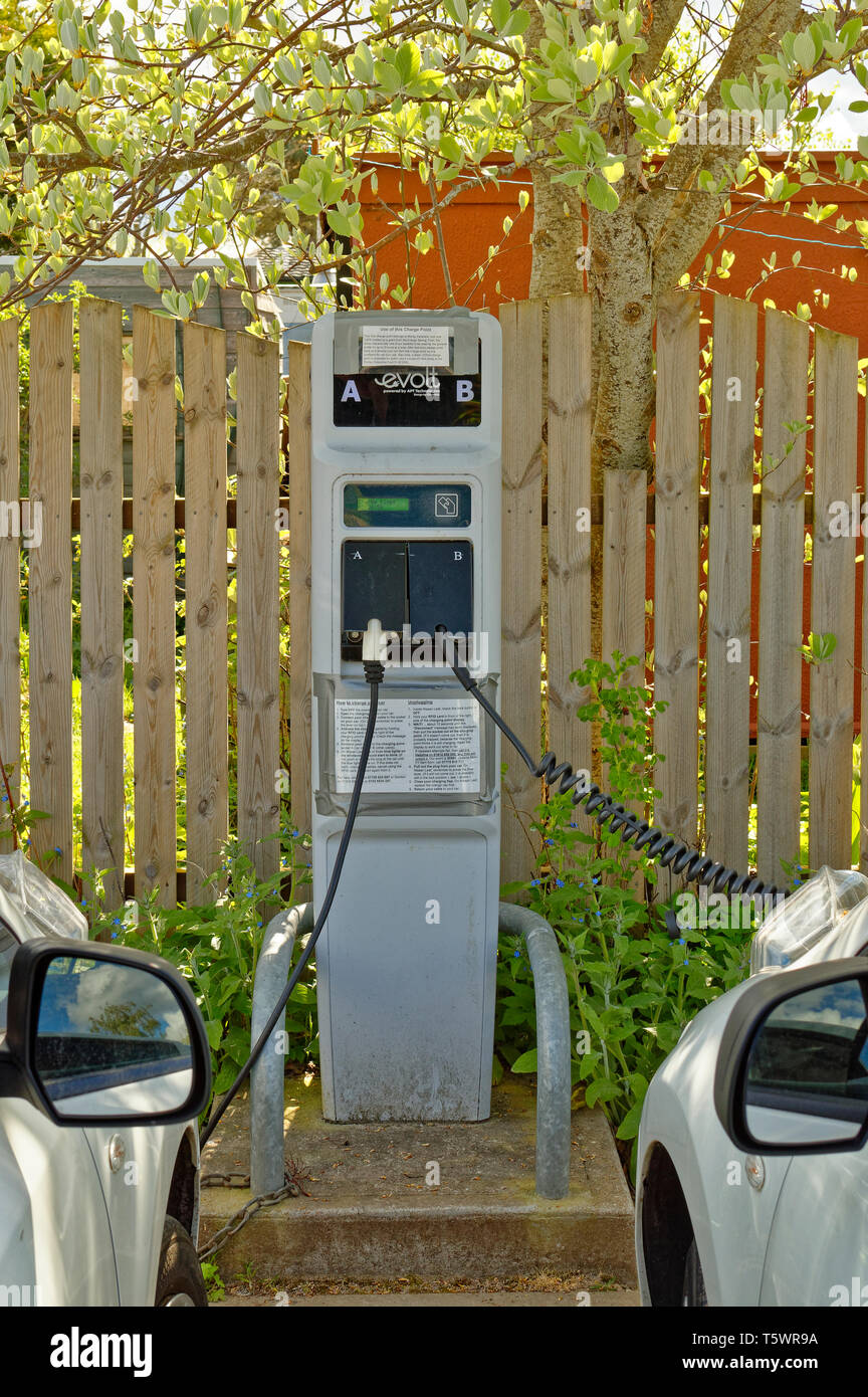 FINDHORN FOUNDATION MORAY AUTO teilen sich zwei elektrische Autos MIT EINEM EVOLT AUFLADEN PUNKT Stockfoto