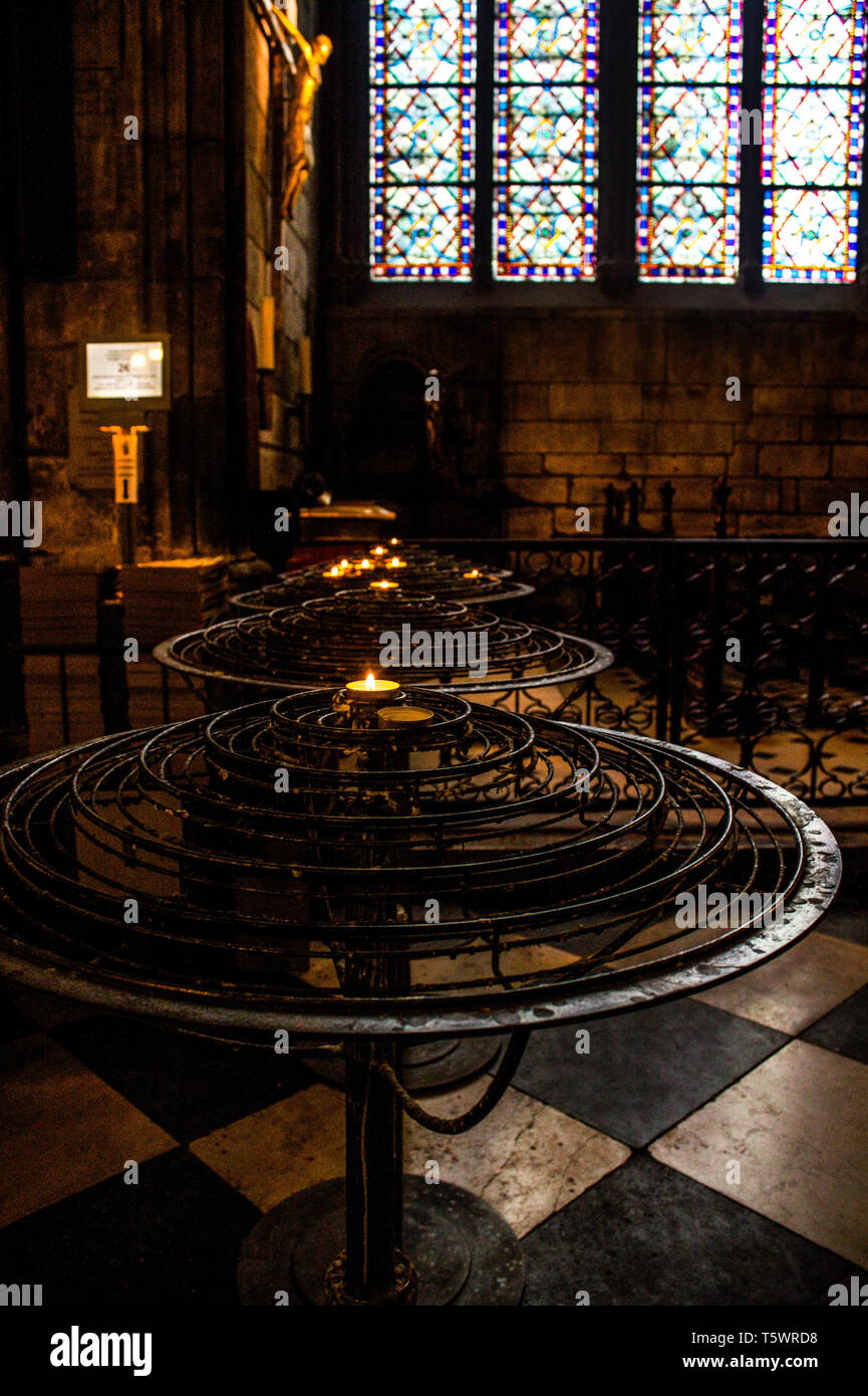 Kerzen in das Kirchenschiff der Kathedrale Notre-Dame de Paris, Paris, Frankreich Stockfoto