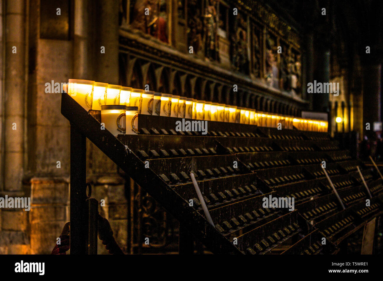 Kerzen in das Kirchenschiff der Kathedrale Notre-Dame de Paris, Paris, Frankreich Stockfoto