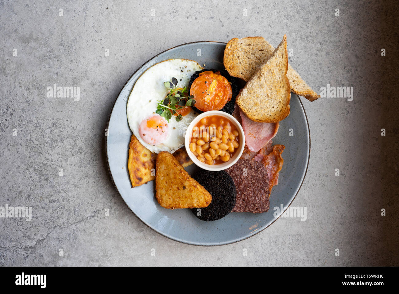 Schottische braten bis Frühstück essen einschließlich Kartoffel Scone, Würstchen, Bohnen, Eier und schwarze pudidng Stockfoto