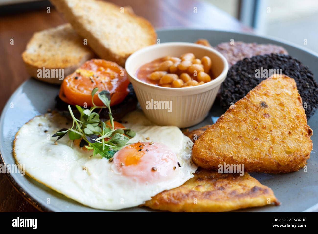 Schottische traditionelle Braten bis Frühstück essen einschließlich Kartoffel Scone, Würstchen, Bohnen, Eier und Blutwurst Stockfoto