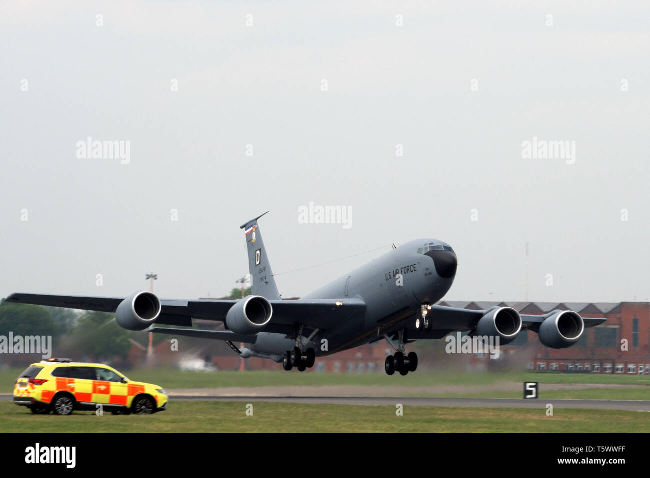 Ein US Air Force KC-135 Stratotanker aus der 100 Luftbetankung Flügel nimmt sie an der RAF Mildenhall, England, 24. April 2019. Während der Mission Assurance Übung 08-07, 100 die Luftbetankung Flügel und 48th Fighter Wing beendet eine 48-stündige Bereitschaft übung, die Luftbetankung und begrenzte Nacht fliegen. (U.S. Air Force Foto von älteren Flieger Benjamin Cooper) Stockfoto