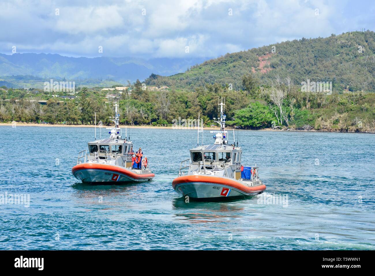 Zwei 45-Fuß-Antwort Boat-Medium Besatzungen Warten auf weitere Anweisungen in maluaka Bucht, Hawaii, 26. April 2019, während einer Messe Rescue Übung. Diese Übung, ein dreijähriges FAA Voraussetzung für den Flughafen Lihue Antwort Brandbekämpfung Abteilung, getestete lokale Agenturen Fähigkeit zusammen zu arbeiten und bewertet zwischenbehördliche Kommunikation, Pläne und Aktionen Anrufbeantworter' bei einem simulierten abgestürzten Verkehrsmaschine. (U.S. Coast Guard Foto von Chief Petty Officer Sara Muir/Freigegeben) Stockfoto