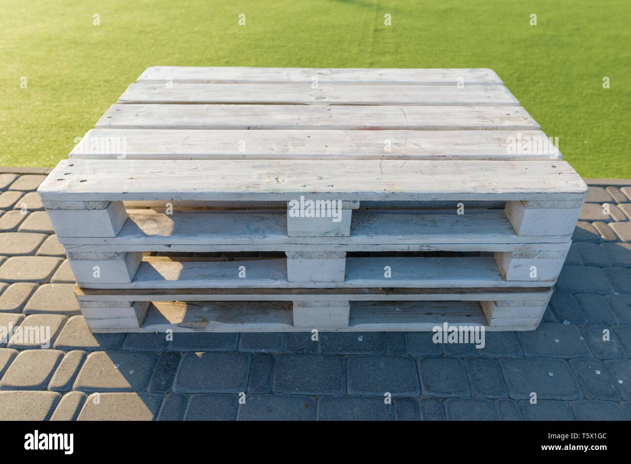 Holz- moderne Gartenmöbel aus Paletten montiert, weiß lackiert in der Erholung und Unterhaltung Zone Stockfoto