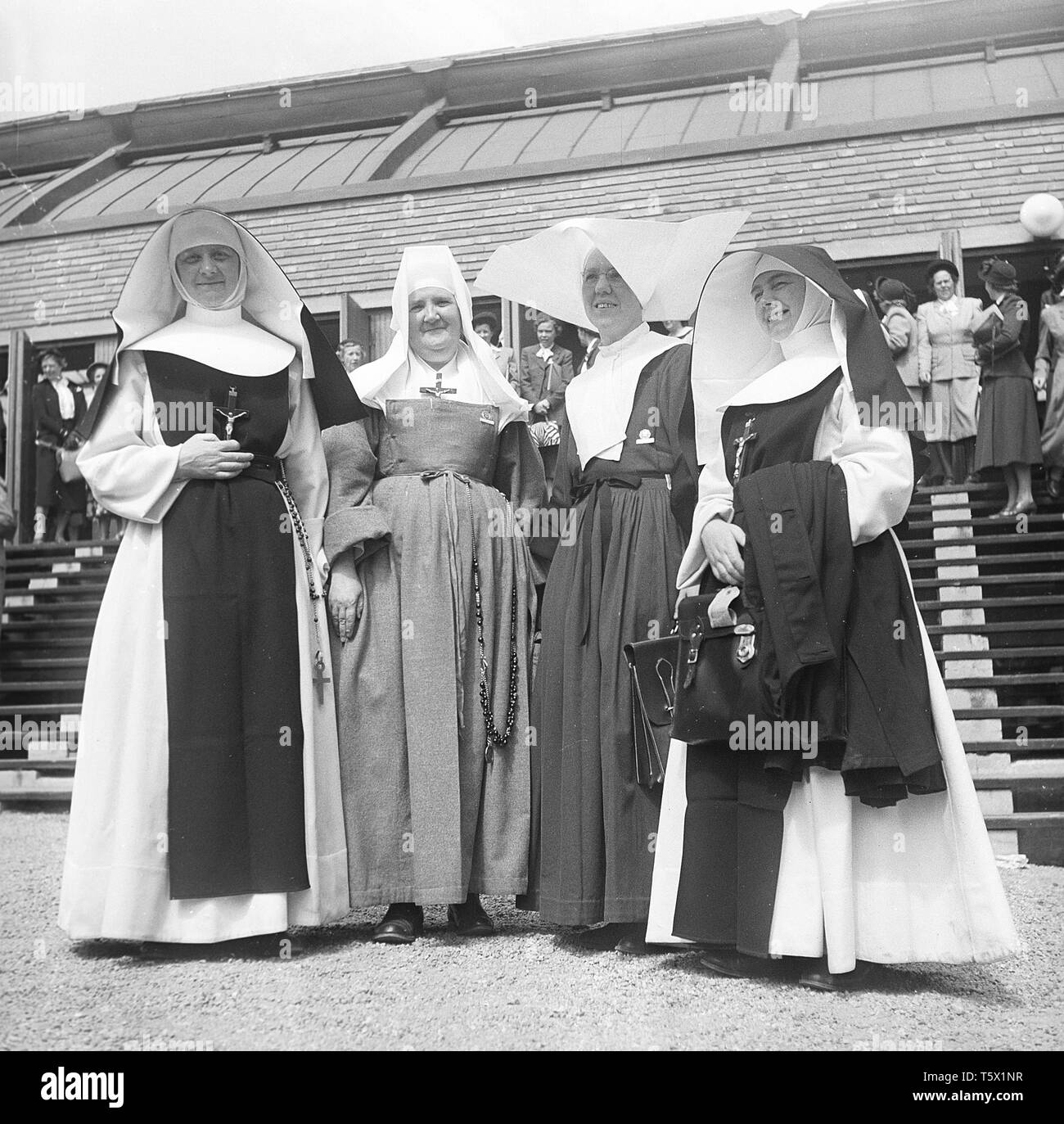 Nonnen. Eine Gruppe von vier Nonnen in ihrem typischen Kleidung angezogen. Schweden 1948. Foto Kristoffersson ref AR 76-2 Stockfoto