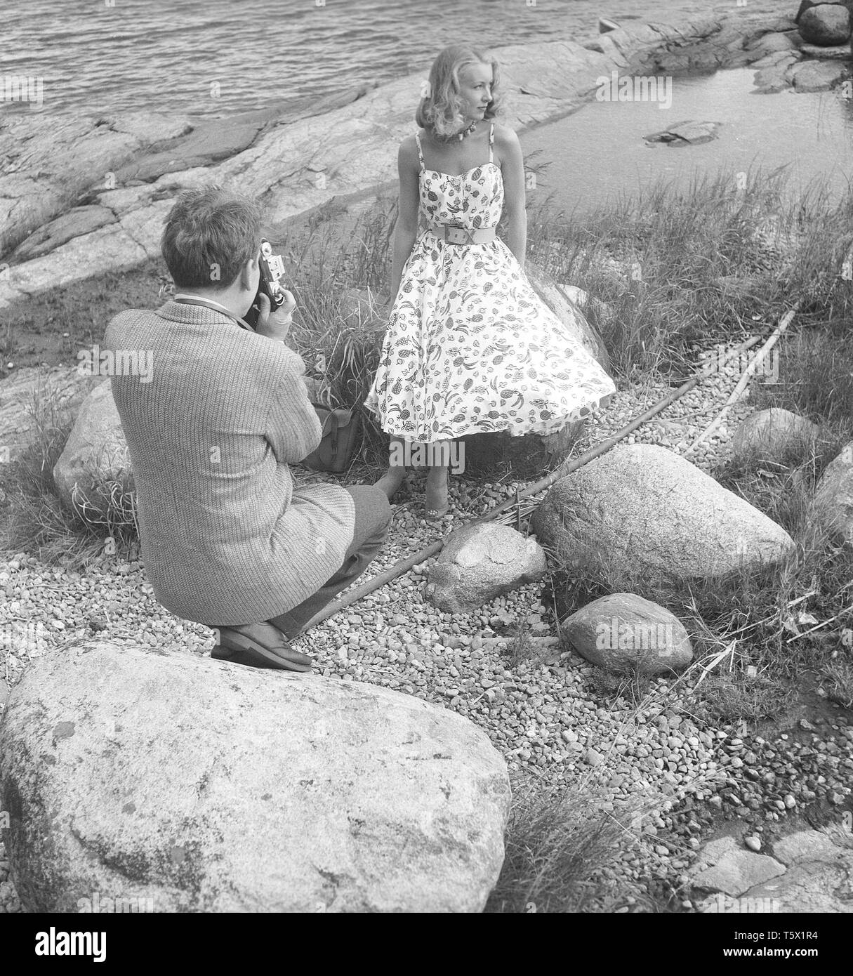 Amateurfotograf in den 1950er Jahren Er ist der us-amerikanische Schauspieler Burgess Meredith, der ein Foto von seiner schwedischen Frau Kaja Sundsten macht. Schweden 1954. Foto Kristoffersson Ref. BF78-1 Stockfoto
