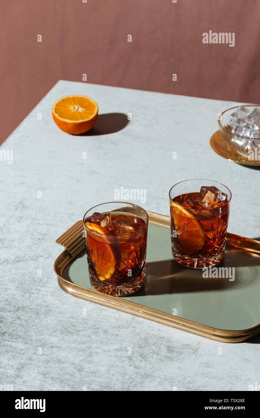 Negroni, eine Iba cocktail Gin, mit 1/3, 1/3, 1/3 vermut bitter, in luxuriösen Pop Stil, reich und bunt. Stockfoto