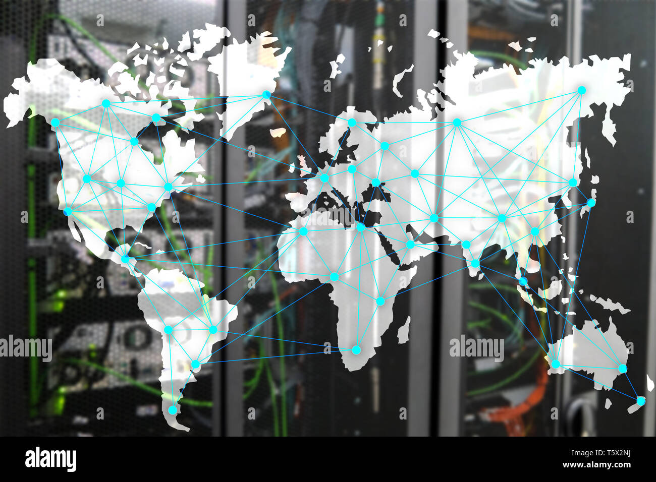 Internet und Telekommunikation Konzept mit Weltkarte auf serverraum Hintergrund. Stockfoto
