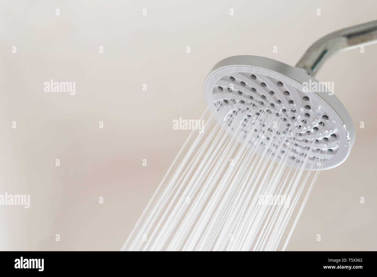 Nahaufnahme von einem Duschkopf mit fließendem Wasser Konzept der Hygiene und Gesundheitswesen Stockfoto