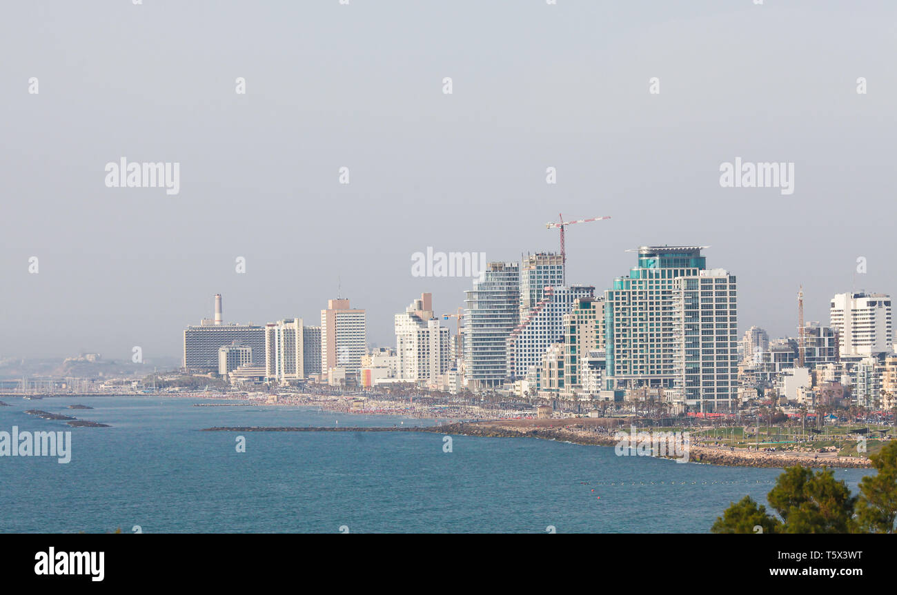 Blick auf die Skyline von Tel Aviv, Israel, an der Mittelmeerküste von Jaffa gesehen Stockfoto