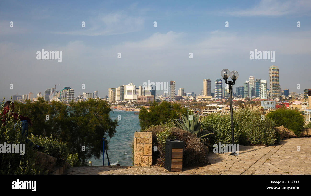 Blick auf die Skyline von Tel Aviv, Israel, an der Mittelmeerküste von Jaffa gesehen Stockfoto