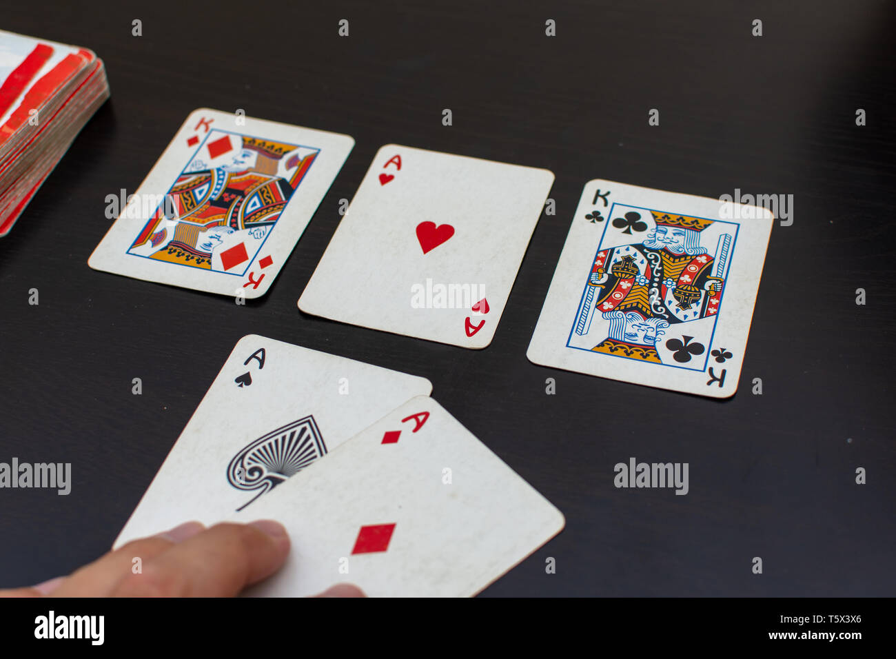 RAK, RAK/VAE - 4/20/2019: 'Full house Hand in einem Spiel von Poker wahrscheinlich gewinnen und Geld aus der Wette. ' Stockfoto