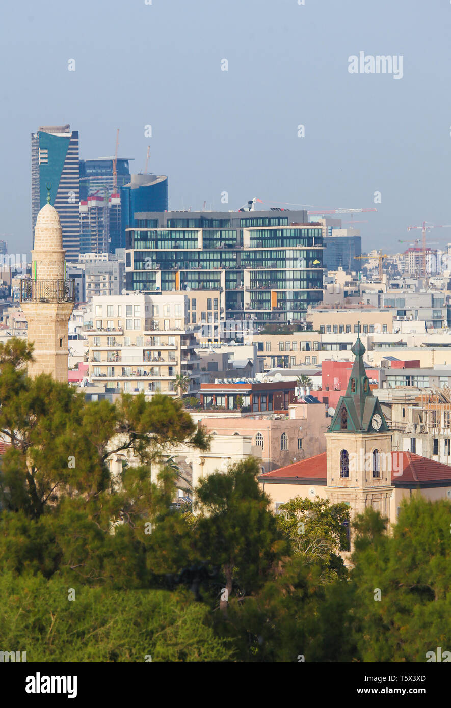 Skyline von Tel Aviv, Israel, als aus Jaffa gesehen, mit den Jaffa Clock Tower und der Al Bahr Moschee Minarett in der Front Stockfoto