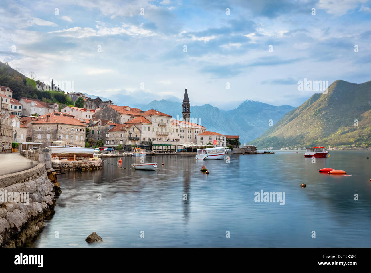 Blick auf die Stadt Perast am Morgen, Montenegro Stockfoto