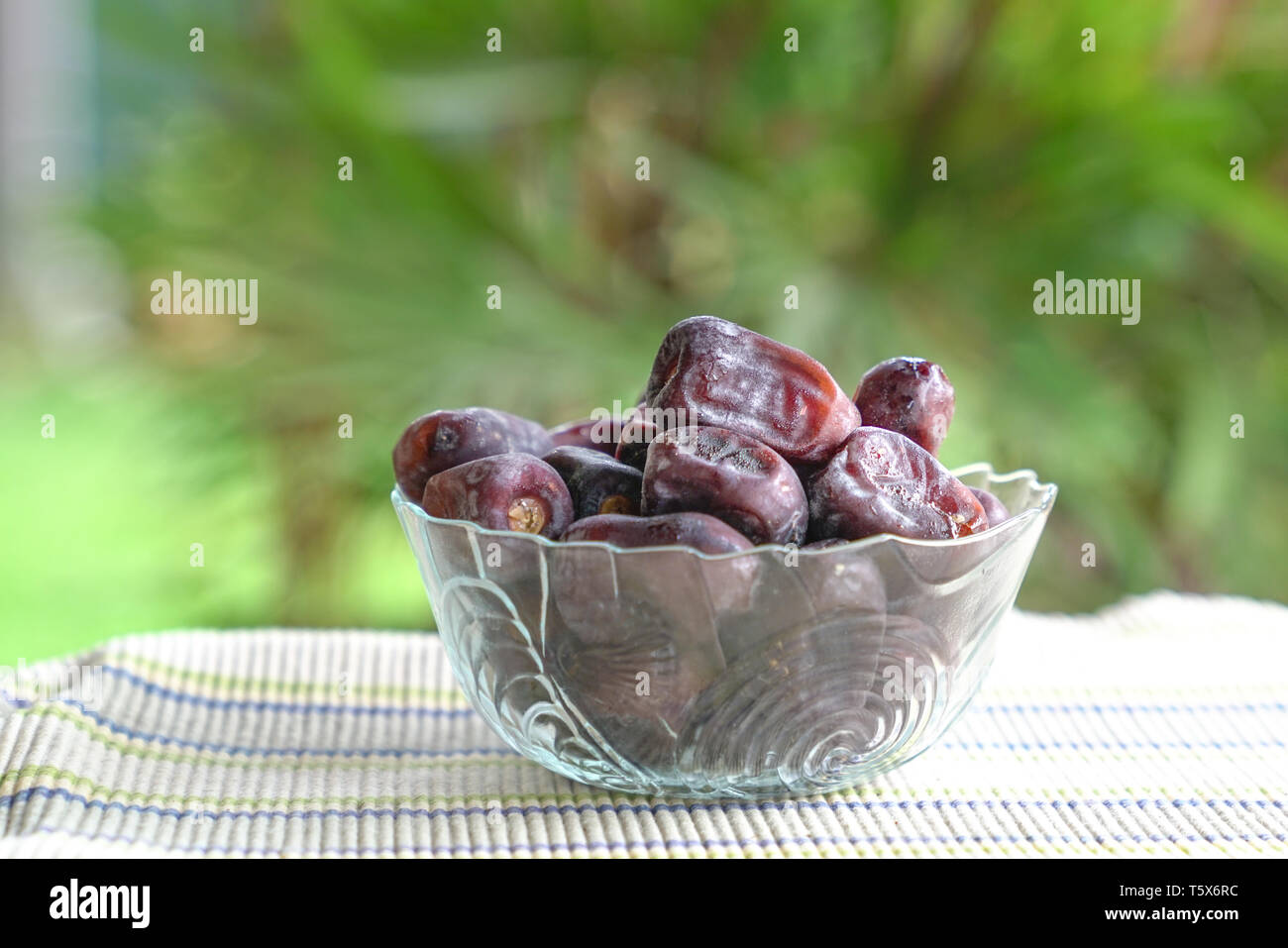 Termine Obst in einer Glasschale. Eid Mubarak oder Ramadan Kareem Konzept. Stockfoto