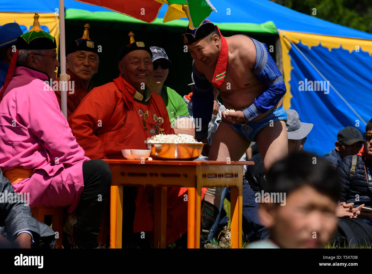 Naadam Festival in Khatgal, Mongolei. Der Gewinner erhält den Pferdekäse Stockfoto