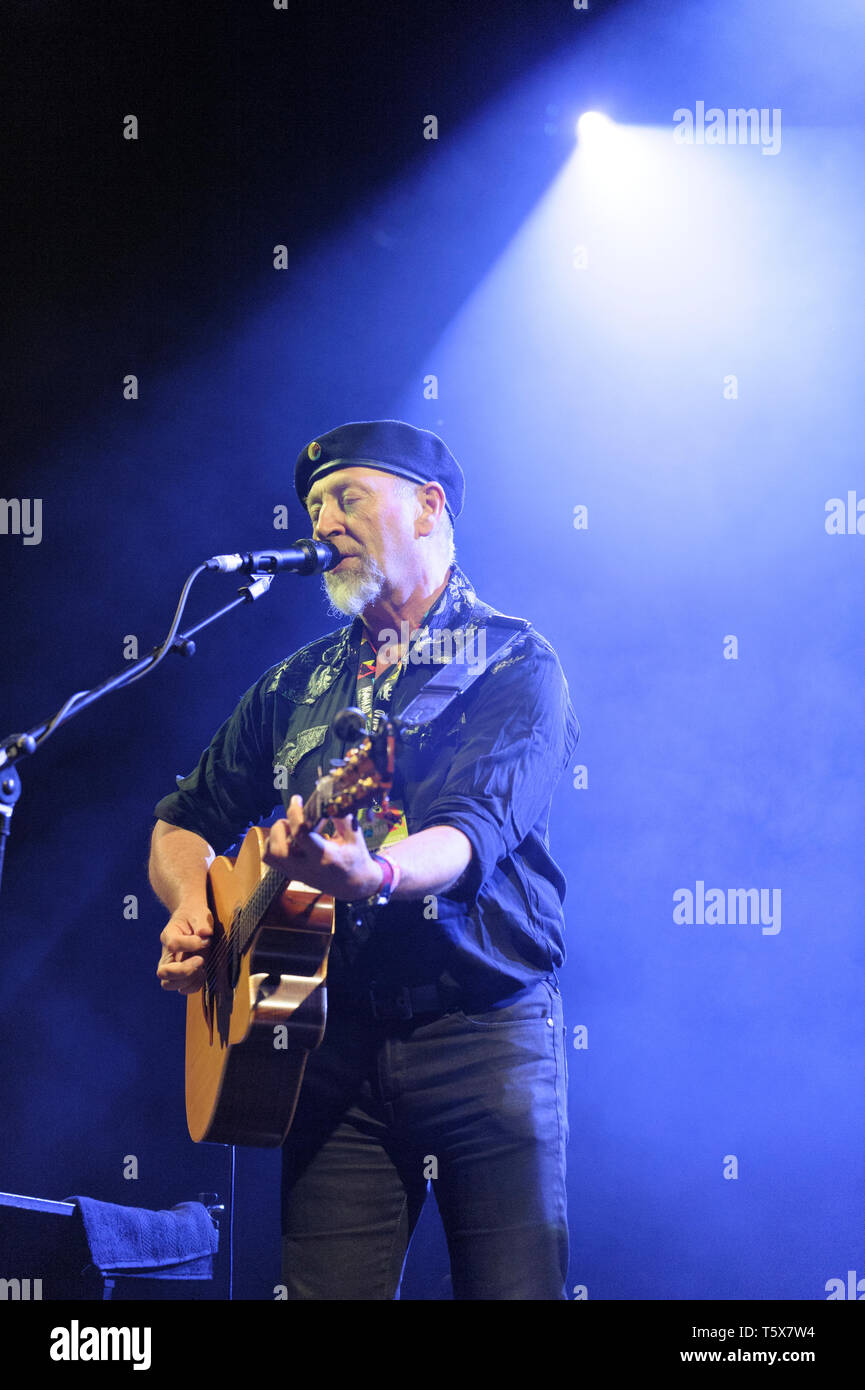 Gitarrist und Songwriter, Richard Thompson am WOMAD-Festival, Charlton Park, UK, 25. Juli 2014 durchführen. Stockfoto