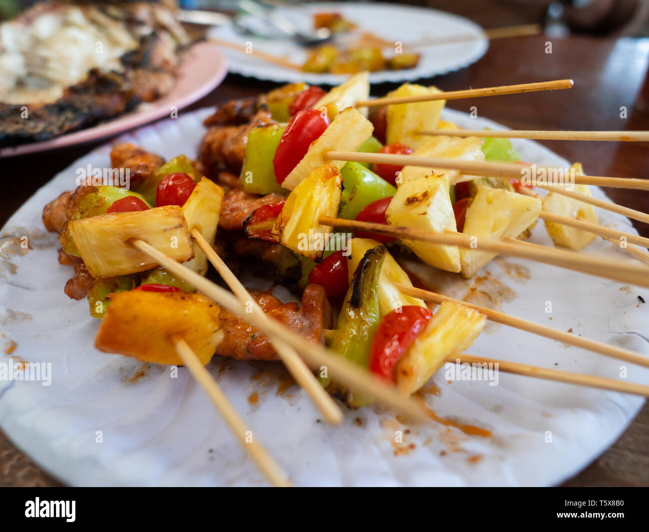 Huhn, Tomaten, Ananas und Chili auf einem Stick kann fast überall in Thailand auf der Straße barbecues gefunden werden. Viele Thais nennen das Shish Stockfoto